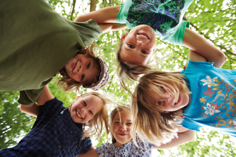 L'accueil en structure collective pendant les vacances est privilégié par certains parents pour offrir un cadre récréatif et pédagogique à leurs enfants. Il s'agit également et tout simplement d'expérimenter le vivre ensemble au-delà du cadre scolaire.