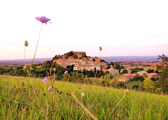 Laurac (Aude) – Vue de l’ancien castrum qui avait cinq maisons hérétiques, dont quatre de Bonnes Femmes
