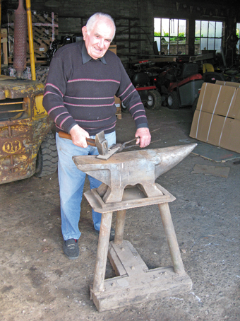 Joseph Claret a intégré l’atelier familial après l’obtention de son certificat d’études. C’est son père qui lui transmettra année après année ses savoir-faire de forgeron et de maréchal-ferrant avant de lui laisser sa place à la tête de l’entreprise artisanale. 