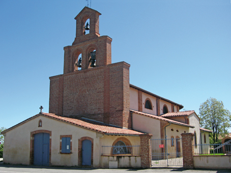 Ci-dessus la façade de l’Eglise Notre-Dame-des-Anges à Odars, l’édifice est à l’origine un ancien prieuré du XIIIème siècle.