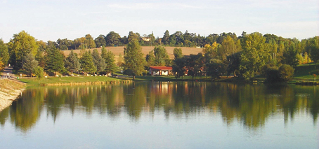 Le lac est artificiel. Créé en 1983, il a favorisé l'implantation d'activités touristiques. En été, il y a possibilité de louer des pédalos, canoës, ou de faire du mini- golf. Ce plan d'eau est très apprécié par les pêcheurs qui y capturent le sandre, la carpe (avec des sujets dépassant régulièrement la dizaine de kilos), le black-bass et le brochet.