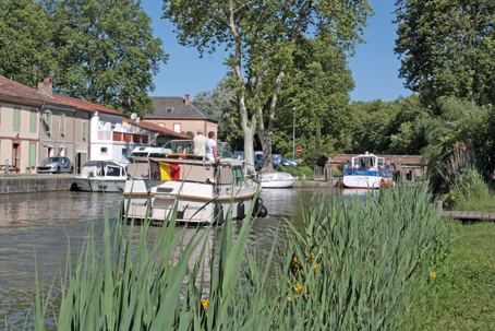     Le Canal du Midi, ici à l'écluse de Gardouch, a été créé par Pierre-Paul Riquet au 17ème siècle. Cette voie d'eau a permis aux propriétaires terriens de s'enrichir considérablement en écoulant leurs récoltes de blé à travers tout le royaume. Il est aujourd'hui dédié à la navigation de plaisance.