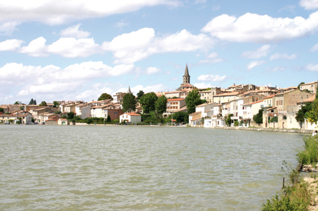  Ci-dessus le Port de Castelnaudary aujourd'hui dénommé "Grand Bassin" avec son envergure de 7 hectares. Le créateur du Canal du Midi avait dans un premier temps exclu la ville du trajet initial. Une fois réintroduite, elle a largement bénéficié de l'activité fluviale avec son lot d'échoppes autour du bassin (cordiers, bateliers, charpentiers...)