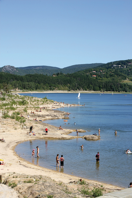     Réservoir principal du Canal du Midi, le lac de Saint-Ferréol s'étend sur 68 hectares. Situé au pied de la Montagne Noire, il est alimenté par la Rigole de la montagne. Habitants du Lauragais et touristes s'y retrouvent pour profiter de ses plages ou à l'occasion d'activités nautiques.