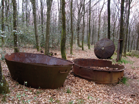 Les trois éléments d’une marmite de charbonniers ... A gauche l’élément supérieur (inversé sur la photo), à droite l’élément de base, au fond le couvercle. 