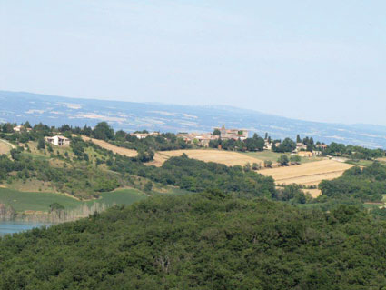 Vue d’un bras de la Ganguise, au fond : la Montagne Noire à l’horizon et le village de Molleville. Ses habitants sont appelés les Molavilais.