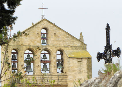 Saint-Michel-de-Lanès doit son nom au mot occitan landa qui signifie ‘terrain plat’. Mentionné dès le XIIIe siècle par les chroniqueurs, le village fut rasé pour s’être soulevé contre Simon de Monfort. Il tire sa richesse du pastel dès le XVe siècle avec l’édification de son premier moulin pastellier.