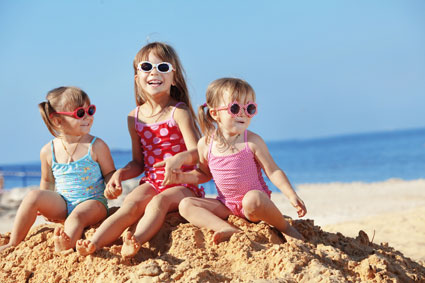 Qu’elles étaient heureuses sur la plage nos chères têtes blondes, on en aurait presque oublié qu’elles reprendraient bientôt le chemin des écoliers…. Pour les aider à amorcer la rentrée en douceur, autant adopter au plus tôt les bons réflexes à travers une alimentation riche et équilibrée et un sommeil réparateur. 