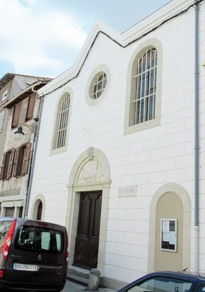 Dès 1793, Les " anciens " de l'église de Revel, soucieux de procurer aux protestants un lieu de culte, décidèrent la construction d'un nouveau temple. Dans ce but, l'un d'entre eux, Monsieur Lacombe, acheta deux vieilles maisons dans l'actuelle rue du temple. Ce temple fut dédicacé le 30 Prairial an XI (19/06/1803) et rénové en 1989, sur la Bible en relief au dessus de la porte d'entrée, on peut lire La Parole de notre Dieu demeure éternellement (Ésaïe 40, 8) et Jésus dit Je suis le chemin, la vérité et la vie (Jean 14, 6) 