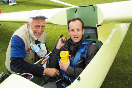   Bernard Gabolde, Président de l'APPARAT et son pilote Carl Audissou. Le premier a réalisé l'exploit de permettre à son équipe de participer à la compétition et le second de remporter la 3ème place ; mais ce n'est qu'entourés d'une équipe de vélivoles passionnés que les deux furent possibles.