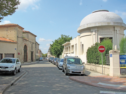   Autrefois rue des Teinturiers, la rue du Temple avait  en son milieu une rigole qui alimentait les ateliers où l'on teignait les cuirs et les draps. C'est avec la contruction du Temple au XIXème siècle que la rue prit son nom actuel.