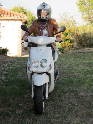 Pour les plus jeunes, le scooter est synonyme de liberté. Pourtant comme tous les conducteurs de deux-roues, ils seront exposés à des risques plus nombreux. En limitant leur vitesse à 45 km/h, le législateur a souhaité protéger ces jeunes apprenants.