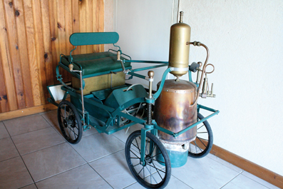     Cette voiture à vapeur “Révolutionnaire” est la réplique d’un modèle de 1881. La maquette a été réalisée à l’échelle 1/2 d’une longueur de 1,25 mètre.  