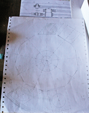 Voici le croquis du carter à 9 cylindres, pièce du moteur à explosion en étoile en cours de fabrication. Ce simple dessin suffit à René Azaïs pour élaborer un système pourtant complexe. 