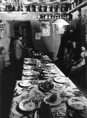 Au cœur de la maison, la cuisine et ses étagères de victuailles, bocaux et graissiers