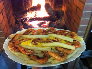 Asperges, oeufs mimosas et gambas