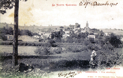 Gardouch. Sur la ligne de crête figurent les quatre moulins à vent. 