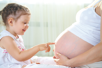 A l’arrivée d’un deuxième enfant, l’équilibre savamment construit à trois est quelque peu bousculé et le père d’autant plus sollicité pendant la grossesse.