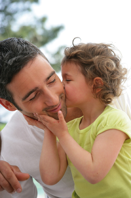 Le modèle traditionnel consistant pour la maman à s’occuper quasi exclusivement de ses enfants au quotidien a considérablement reculé ces dernières décennies. Des pères toujours plus nombreux trouvent dans cette implication un réel facteur d’épanouissement.
