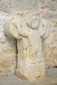 Cette sculpture en rond de bosse est une stèle funéraire. Les bras du Christ sont dans la position dite de "l'Orant". De l'avis des spécialistes, on peut la dater aux alentours du VIIème siècle, donc absolument pas "Cathare". Cette oeuvre de grande qualité mériterait un classement et surtout d'être sauvegardée en étant mise à l'abri...