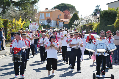 Les bandas mettent toujours beaucoup d’ambiance dans les fêtes locales. Leur répertoire festif enchante les jeunes comme les moins jeunes.