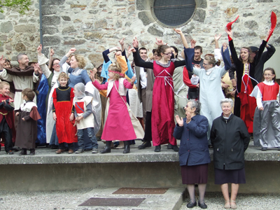 A Issel, les Médiévales mobilisent chaque année des bénévoles toujours plus nombreux de 7 à 77 ans et plus ! Chacun d’entre eux apporte sa petite pierre à l’édifice pour faire de chaque édition un moment de convivialité et de partage intergénérationnel.  