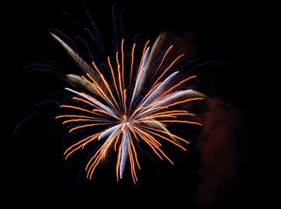 Point d’orgue de la fête, le feu d’artifice est l’occasion de retrouver son âme d’enfant. Au son des « oh ! » et des « ah ! » d’admiration, la magie opère. 