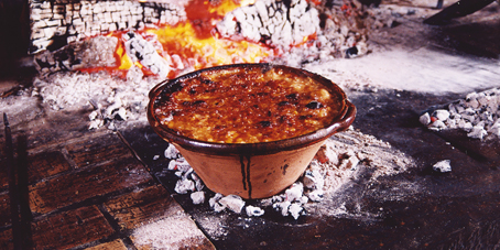 Le mot cassole est typiquement occitan et vient de "cassolo" (du latin catinum, plat en terre creux et du grec Kyathion, écuelle, assiette en terre creuse et épaisse).