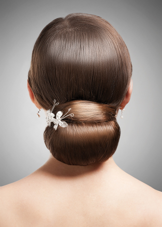 Les chignons classiques demeurent très prisés des mariées. Grâce à leur élégance éternelle, ils peuvent accompagner tous les styles de robe.
