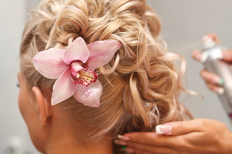 Touche finale de la coiffure de mariée, la fleur, qu’elle soit naturelle ou artificielle, habille un chignon avec beaucoup de délicatesse.