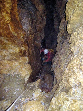 Des spéléologues dans le gouffre Viala (-110m)