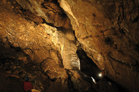 La salle Lacordaire à 100 m sous terre dans la grotte du Calel. Le spéléologue en bas à droite de la photo donne l’échelle. C’est dans cette salle que le père Lacordaire fit dans les années 1855 -1859 une messe accompagné d’une centaine d’élèves de l’Ecole de Sorèze.