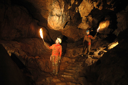 Lors du tournage de l’émission “Cap Sud-ouest découverte” en mai 2013, les spéléologues ont éclairé la grotte avec des torches pour simuler le passage des mineurs du moyen-âge sur des marches “d’épo-que”dans cette cavité (grotte du Calel - Tarn).