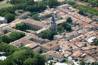 Au pied du vaste massif forestier de la Montagne Noire, le village de Sorèze a grandi autour de son abbaye bénédictine.