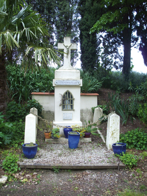 Une fois retrouvé l'emplacement de l'église où étaient jadis la chapelle, le monastère et le cimetière, il fut décidé d'en commémorer le souvenir. On y érigea en 1932 une croix surmontant un piédestal élargi au centre duquel était aménagée une niche où fut déposée une réplique de la Vierge Noire de Bassens