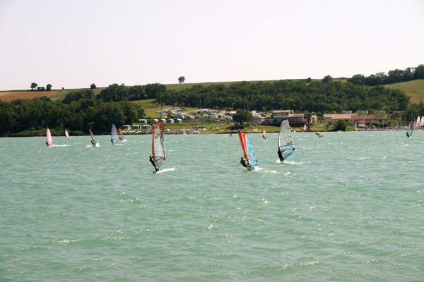 Planche à voile au lac de la Ganguise