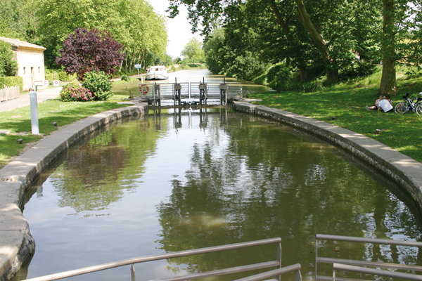    Ecluse d'Emborrel à Avignonet : 15ème écluse du canal à franchir par les navigants depuis son extrémité occidentale à Toulouse. (km 47.453 depuis le point de rencontre du canal avec la Garonne à Toulouse, altitude 189 m environ, écluse simple) 