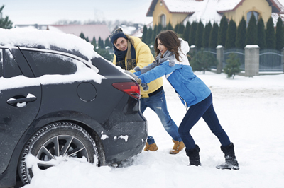 Ah, les joies de la neige ! S’il ne s’agissait pas de partir travailler ou d’amener les enfants à l’école, on en profiterait, douillettement assis au coin du feu. Heureusement, certains accessoires sont là pour nous faciliter la conduite.  