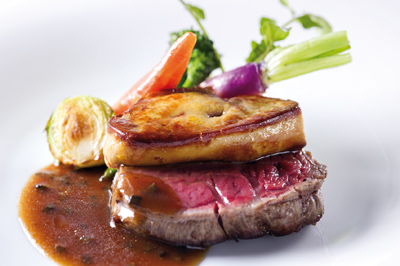 Les tournedos Rossini, du nom du compositeur du Barbier de Séville, est composé d’un médaillon de bœuf sur lequel on dépose une escalope de foie gras poêlé, le tout délicatement arrosé de sauce Madère. Un joyau de la gastronomie à v   servir à la minute ! 