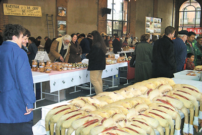   Les marchés au gras connaissent un succès constant. Hier peuplés de professionnels, ils accueillent aujourd’hui des particuliers toujours plus nombreux. Si certaines pratiques ont évolué, la convivialité demeure la même.