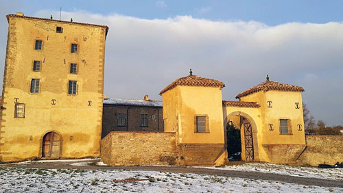 Le château de Lasbordes, la grande tour et les pavillons d'entrée sous la neige