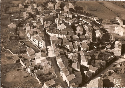     Le village vu d’avion, le plan circulaire est bien visible avec au centre l’église St Christophe.