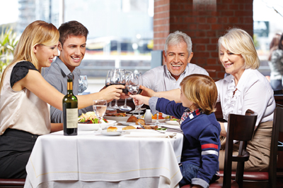 Cette année, c’est décidé : tous au restaurant ! Les gourmandises locales seront à l’honneur et l’ambiance forcément chaleureuse.