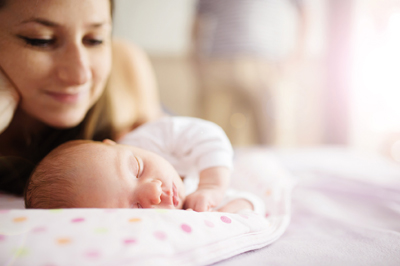 La Fête des Mères, on en rêve toutes dès qu’ils pointent le bout de leur petit nez. Il faudra cependant un peu de patience (ou un papa qui pense à tout !) pour recevoir ses premiers cadeaux.