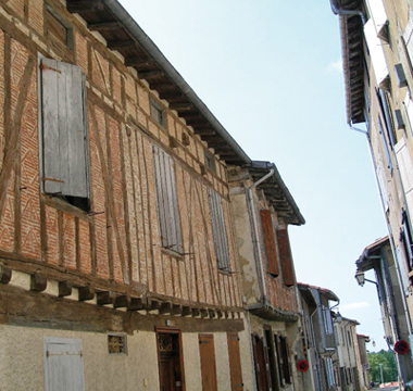 On trouve à Puylaurens de belles maisons à colombages