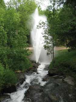 En contre-bas du barrage, couronné par le mur aval (construit par Vauban vers 1686) avec l’entrée des voûtes accessibles, les belles cascades et la "superbe gerbe" (jet d’eau) qui fonctionne naturellement, par la pression de l’eau contenue dans le barrage.