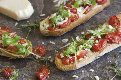 Même s’il date de plusieurs jours, le pain est prétexte à cuisiner mille gourmandises. Bruschettas, pain per-du, soupe au froma-ge, petits et grands les adorent ! 