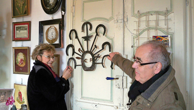 Anne-Marie Séguy et Jacques Delpech présentent une récente acquisition : le Bouquet de St Eloi, l'enseigne et le symbole des forgerons. 
