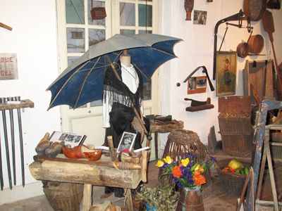 La reconstitution d’une scène de marché, la paysanne se servant de son parapluie pour y installer les denrées qu’elle vient vendre