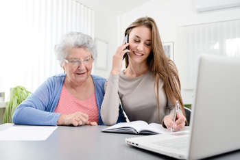 L’assistance administrative à domicile a tendance à se développer pour aider les personnes qui en ont besoin à effectuer les démarches administratives qui s’imposent à tous (mutuelle, impôts, factures…) 